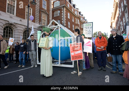 Fermare il cambiamento climatico manifestanti che trasportano il Pianeta Terra in serra Stop caos climatico Rally Londra 2006 Foto Stock