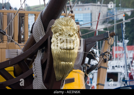 Golden Lion figura sulla prua del galeone spagnolo ormeggiati in porto a Bermeo Costa Vasca Euskal Herria Spagna Foto Stock