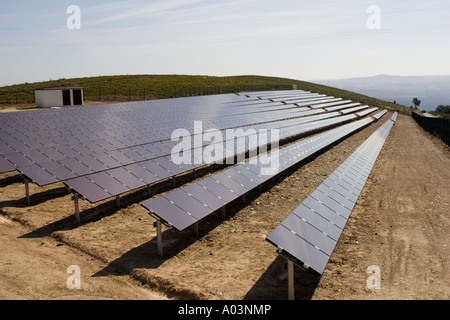 Righe di energia solare di pannelli fotovoltaici su una collina nei pressi di Braganca Portogallo Foto Stock