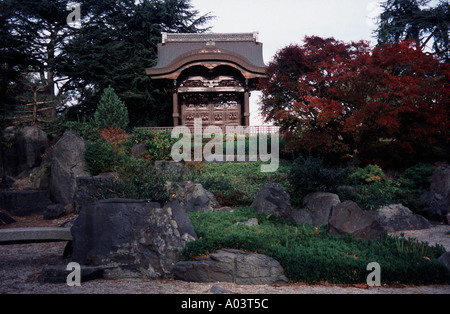 Japanese gateway e pace garden Kew Gardens Surrey in Inghilterra REGNO UNITO Foto Stock