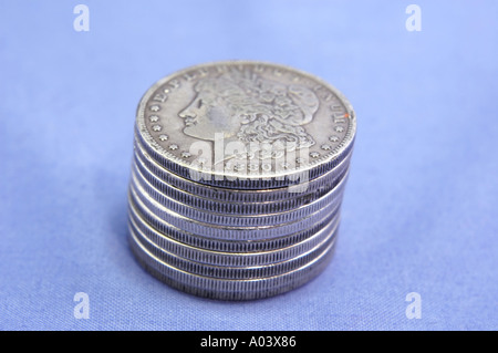 Pila di vecchi u s argento di dollari dalla fine del XIX secolo e agli inizi del XX secolo Foto Stock