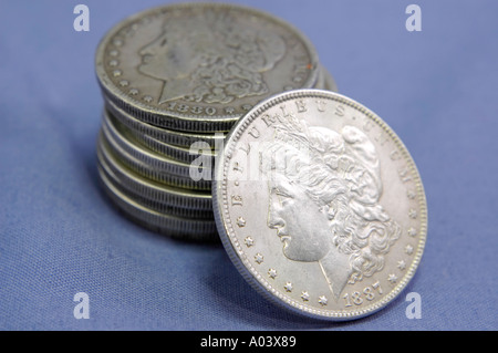 Pila di vecchi u s argento di dollari dalla fine del XIX secolo e agli inizi del XX secolo Foto Stock