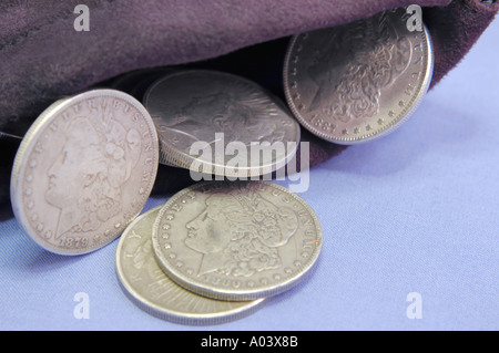 U S argento dollari fuoriuscita da un sacchetto Foto Stock