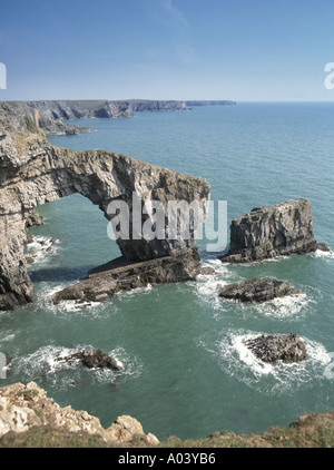 Paesaggio di costa gallese vicino Castlemartin il Ponte Verde del Galles arco di pietra calcarea nel Parco Nazionale Pembrokeshire accanto costa percorso Galles del Sud Regno Unito Foto Stock
