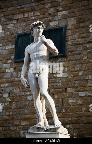 Replica della statua del Michelangelo s David sorge in posizione degli originali in Piazza della Signoria a Firenze Italia Foto Stock