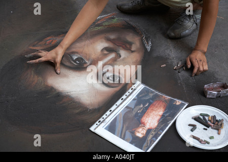 Chalk artista creando in verticale sul piano stradale Firenze Italia Foto Stock