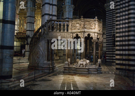 Il pulpito intagliato in 1268 da Nicola Pisano Duomo Siena Toscana Italia Foto Stock
