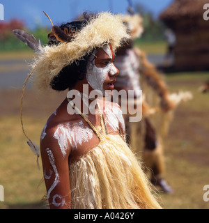 Femmina ballerino Kanaky provenienti dalla Nuova Caledonia Isola con solenne dipinto di bianco di fronte e alle spalle al Festival delle Arti del Pacifico Foto Stock