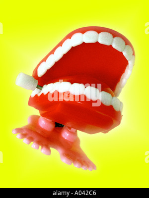 Denti di chattering su sfondo giallo Foto Stock