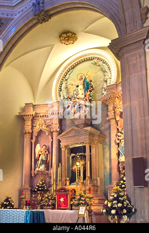 Altare religioso all'interno del convento de La Santa Cruz Queretaro Messico Foto Stock