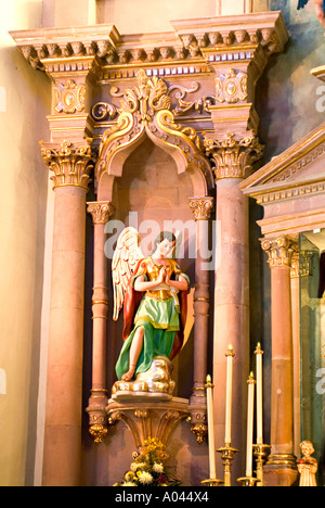 Pregando angelo statua all'interno del convento de La Santa Cruz Queretaro Messico Foto Stock