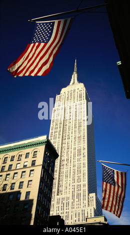 Stati Uniti New York New York Empire State Building e noi le bandiere Foto Stock