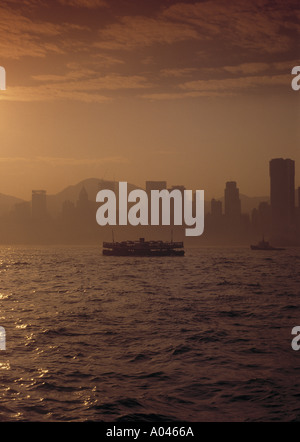 La "Star Ferry' traghetti passeggeri che attraversa tra Kowloon e Hong Kong, Victoria Harbour, Cina Foto Stock