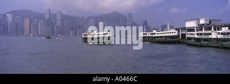 La "Star Ferry' traghetti passeggeri che attraversa tra Kowloon e Hong Kong, Victoria Harbour, Cina Foto Stock