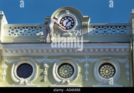 Lavoratore di elmetto orologio di fissaggio al di sopra di conserve di primo novecento cinema, il Duca di York's in Brighton. Foto Stock