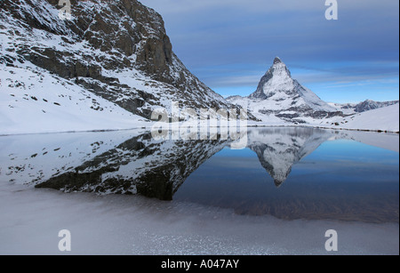 Il Cervino riflesso nel Riffelsee, Zermatt, Vallese, Svizzera Foto Stock