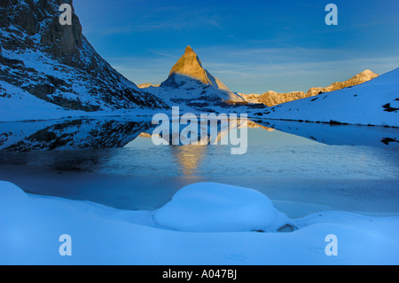 Il Cervino riflesso nel Riffelsee, Zermatt, Vallese, Svizzera Foto Stock