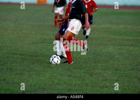 Due giocatori di calcio andare per la sfera Foto Stock