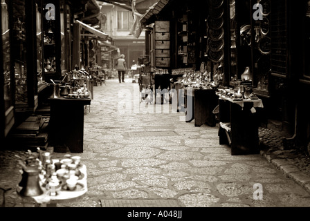 Bascarsija vecchio mercato turco tradizionale di vendita prodotti artigianali di Sarajevo in Bosnia Erzegovina Europa orientale Foto Stock
