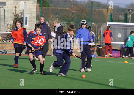 Campo Giovanile partita di hockey su ghiaccio mescolato sesso sia con un ragazzo e una ragazza giocatori di squadra Foto Stock