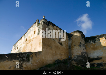 Africa Kenya Mombasa mattina sole illumina i muri in pietra di Fort Jesus una prima fortezza costruita dai mercanti Portoghesi nel 1593 Foto Stock