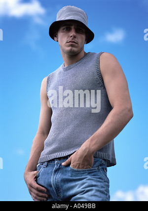 Ritratto di un giovane uomo vestito casualmente guardando la telecamera Foto Stock