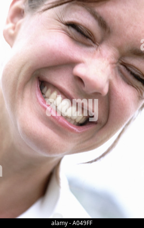 Ritratto di una giovane donna che ride Foto Stock
