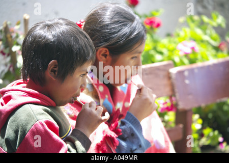 GUATEMALA CAPELLANIA giovani indigeni Maya Quiche fratello e sorella mangiare ventose Foto Stock