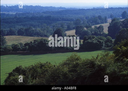 Vista su tutta Weald del Kent da North Downs modo vicino a Westerham Kent REGNO UNITO Foto Stock