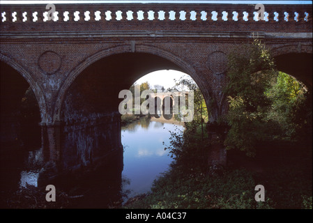 Per i ponti ferroviari su Fiume Mole a Leatherhead Surrey UK Foto Stock