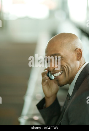 Imprenditore tramite telefono cellulare, ritratto Foto Stock