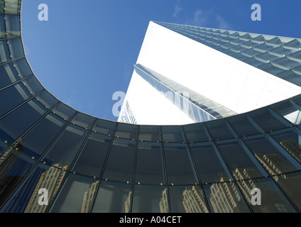 Grattacielo con la riflessione di edifici sulla facciata, angolo basso, vista astratta Foto Stock