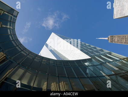 Grattacielo con la riflessione di edifici sulla facciata, angolo basso, vista astratta Foto Stock