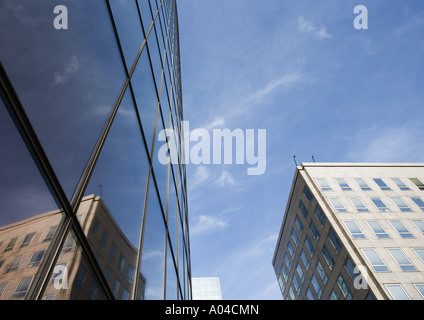 Edificio si riflette sulla skycraper windows, basso angolo di visione Foto Stock