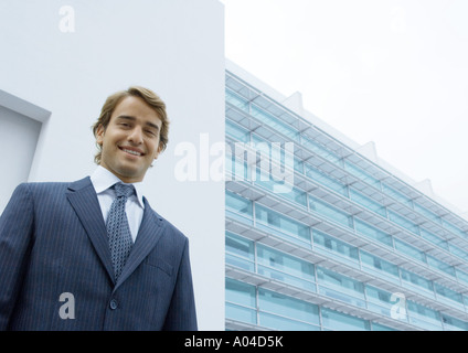 Imprenditore, ritratto, davanti all'edificio per uffici Foto Stock