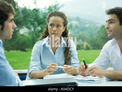 Casualmente vestito giovani dirigenti per lavorare in esterno Foto Stock