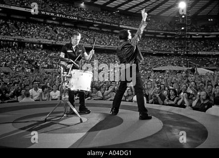 Larry e Bono da U2 durante la canzone di amore e di pace in diretta su Vertigo Tour a Twickenham Stadium Foto Stock