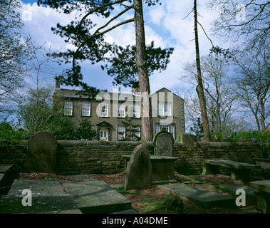 Brontë Parsonage visto dal sagrato, Haworth, West Yorkshire, Inghilterra, Regno Unito. Foto Stock