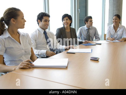 Business Associates seduti ad un tavolo per conferenza Foto Stock