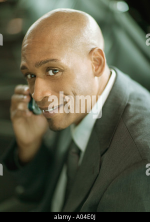 Imprenditore tramite telefono cellulare, ritratto Foto Stock