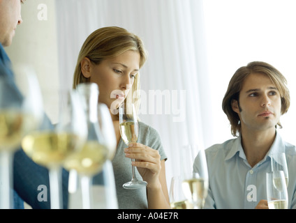 Cocktail party, concentrarsi sulla donna che guarda in basso Foto Stock