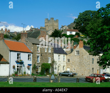 Mantenere il castello visto dal verde, Richmond, North Yorkshire, Inghilterra, Regno Unito. Foto Stock