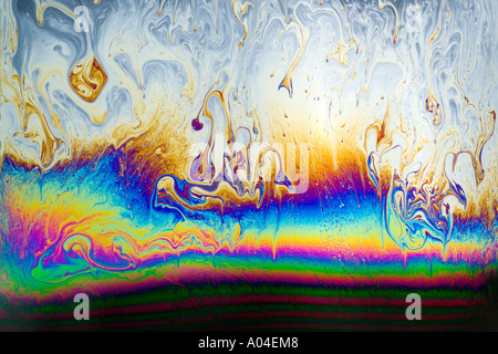 Colorata soap bubble film che mostra i colori psichedelici di interferenza della luce sulla superficie Foto Stock