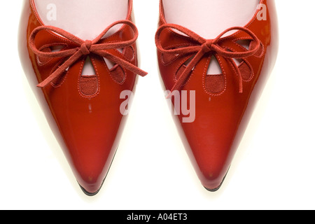 Coppia red ladies scarpe lucide con fiocco in pelle Foto Stock