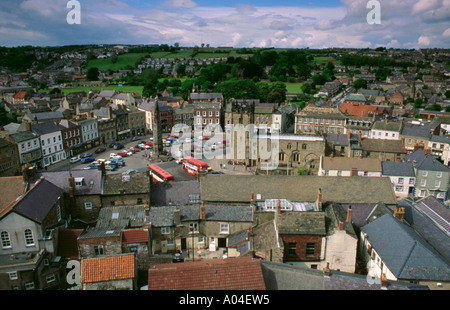 Vista su piazza del mercato dal castello tenere, Richmond, North Yorkshire, Inghilterra, Regno Unito. Foto Stock