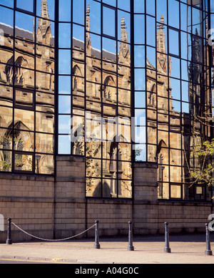 Chiesa riflessa nel vetro di un edificio di moderna costruzione, Glasgow, Scotland, Regno Unito Foto Stock