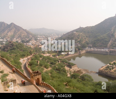 * Il Rajasthan Jaipur India Novembre guardando in giù sul Lago Maota e Suraj Pol Porta del Sole dove gli elefanti immettere Forte Amber Foto Stock