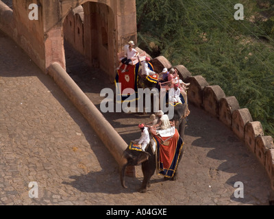 * Il Rajasthan Jaipur India Novembre guardando verso il basso sulla Suraj Pol Porta del Sole dove gli elefanti immettere Forte Amber Foto Stock