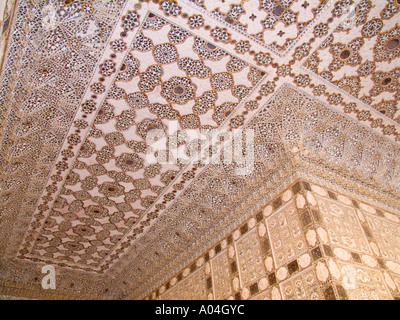 * Il Rajasthan Jaipur India Novembre alcune delle decorazioni del tetto di Sheesh Mahal Palace di specchi in Forte Amber Foto Stock