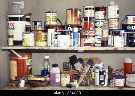Primo piano di casa interna garage magazzino scaffalatura in legno per DIY vernice macchie tins & varie casa decorazione marche spazzole e materiali Inghilterra UK Foto Stock